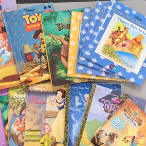 Vintage/Used collection of Disney books. (18 📚)